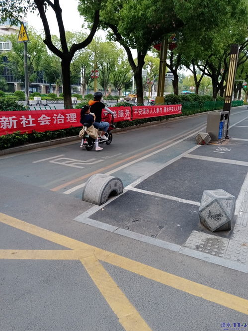 【百姓呼聲】交通路全段地樁屢遭破壞 公共設(shè)施成“化妝品”隨意涂抹？